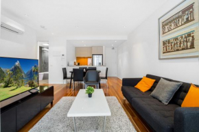 Stylish Apartment With Large Balcony and Parking, Melbourne